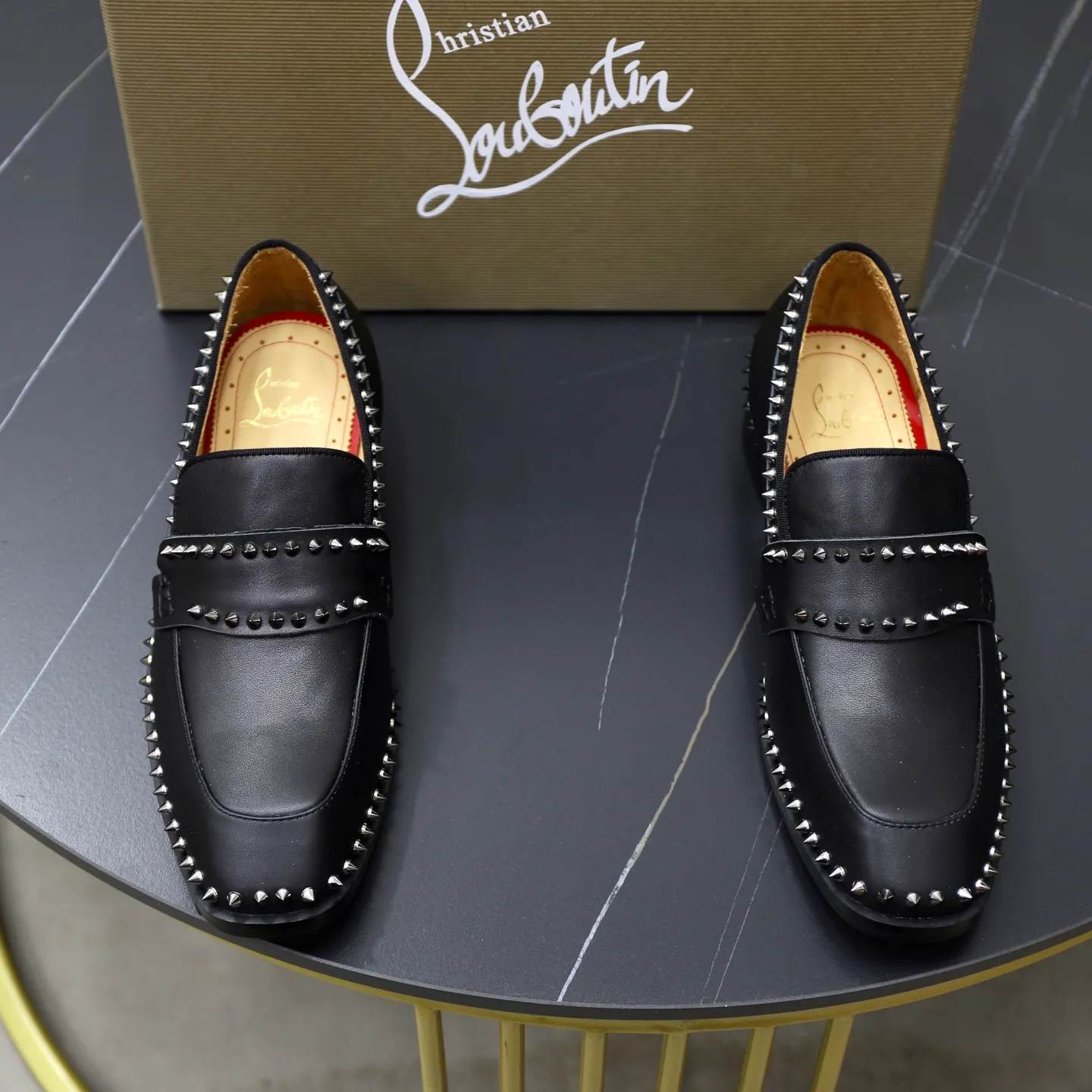 Ex-factory price: 720💰Christia*.Loubouti*🆑High-end men’s business formal leather shoes｜Classic red sole shoes｜Original imported first-layer cowhide｜Water-dyed cowhide lining｜Italian imported red rubber outsole｜High-end luxury｜Perfect interpretation of fashion, sunshine, style, suitable for various occasions Size: 38-44 (customized for 45, 46, 47)